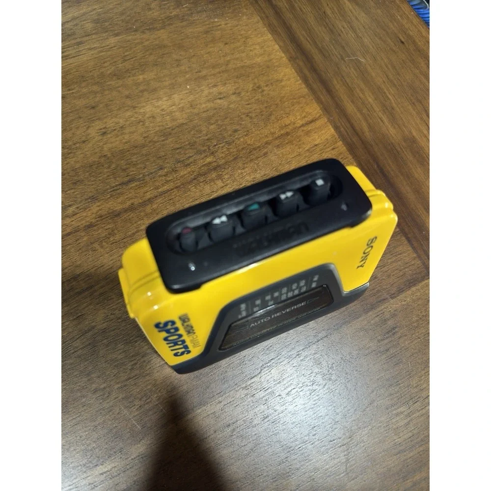 VINTAGE Sony Sports Walkman WM-AF59 AM/FM Radio Cassette Player